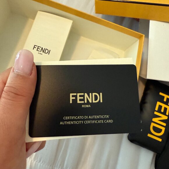 Fendi Logo Sunglasses - Style # FE40013U - NEW CONDITION - Picture 12 of 13